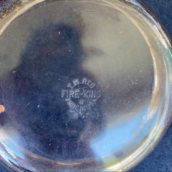 Vintage Fire King 2-Quart Casserole Dish With Gold Detail Pattern Made in USA - Picture 4 of 8